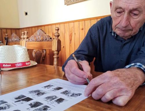 Mr. Ramiro García donates his carrilanas to the A.D.C Esteirana de Carrilanas